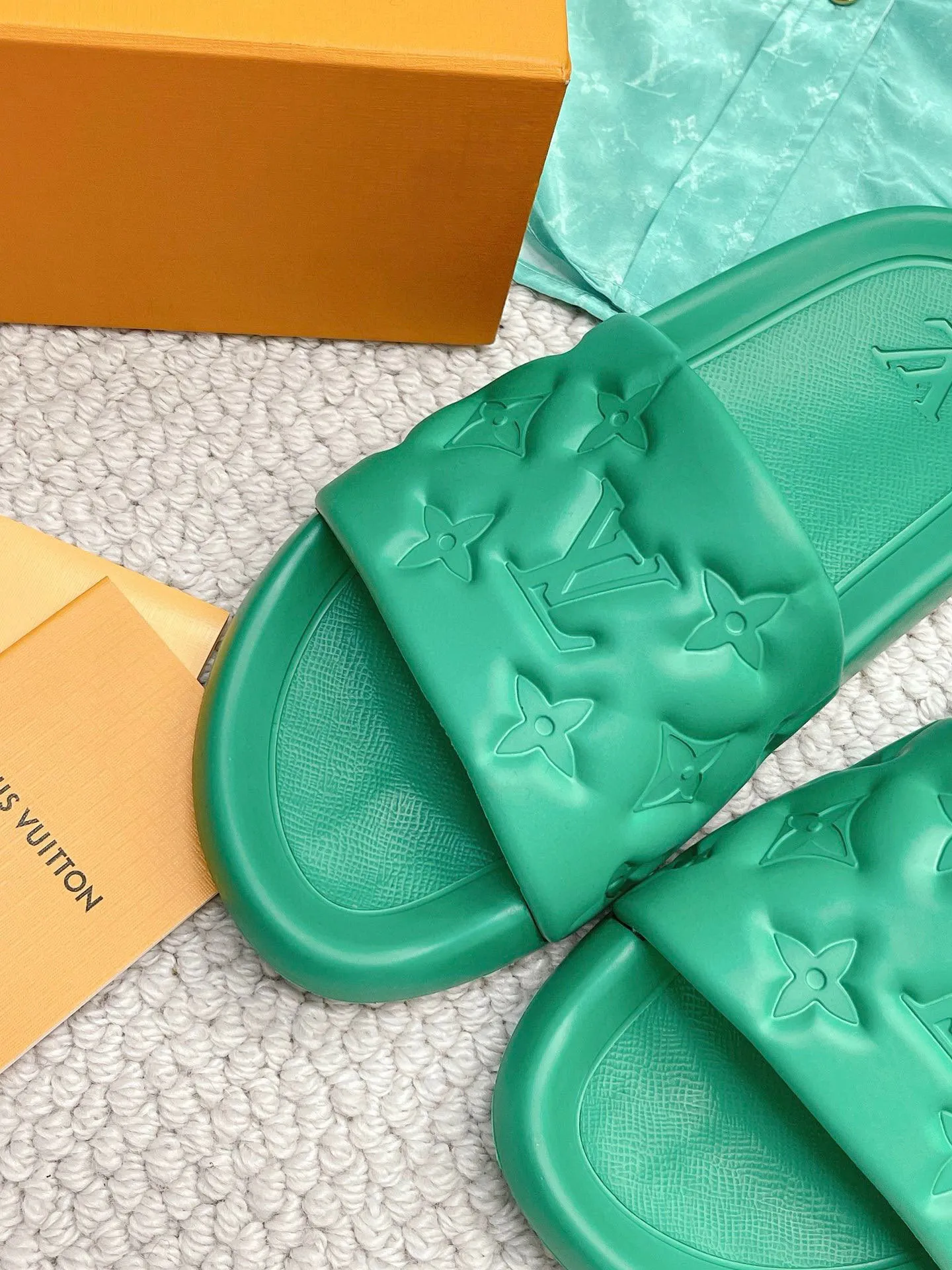 Factory price: 260💰【𝐋𝐕 Slippers】▪️Shoe size: Men's 38-45 ▪️Packaging: Counter top quality~original packaging 𝟐𝟎𝟐3 Louis Vuitton counter's new embossed slippers, L's monogram embossed slippers, Waterfront sandals are back, the upper buckle is embossed with LV's iconic Monogram pattern. Made of waterproof rubber with a comfortable and resilient insole. The lightweight, flexible outsole is embossed with the Louis Vuitton logo. ▪️Fabric: Original molded rubber foam surface ▪️Technology: embossed logo ▪️Sole: Original molded rubber foam outsole ▪️Sole thickness: 3CM.